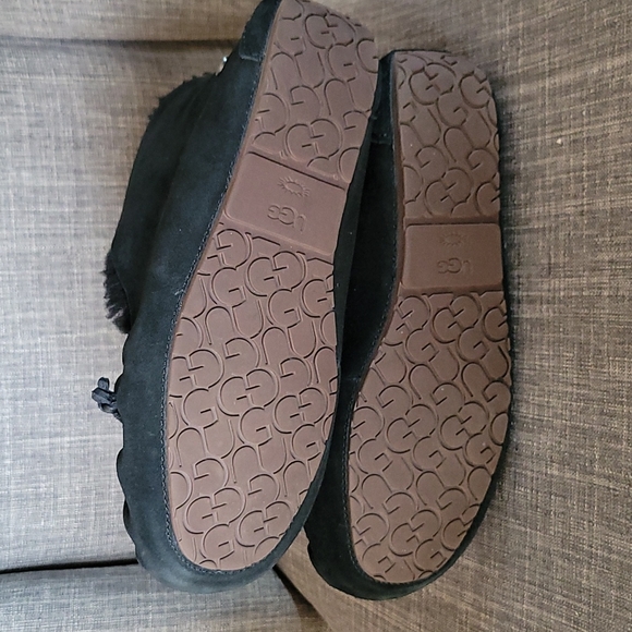 Great UGG moccasins worn 1 time indoors - Picture 6 of 6